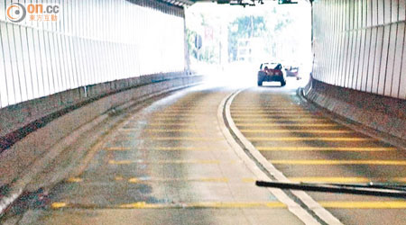 香港仔隧道近出口處長期有積水，令路面一片濕滑。