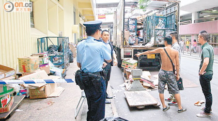 遇襲赤膊工人向警方講述經過。（戴展邦攝）