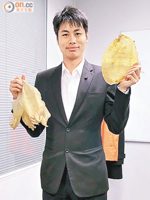 何俊賢左手塊大花膠嘅「膠齡」，同佢一樣有三十四歲。（李惠攝）