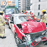 涉及車禍的首部的士車頭嚴重損毀變形。