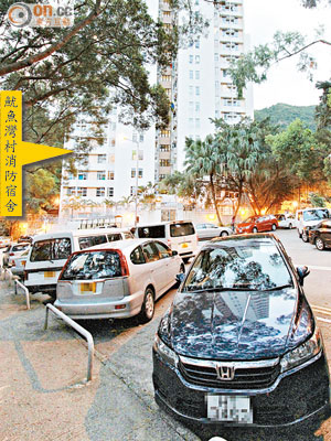 將軍澳魷魚灣村消防宿舍外馬路，每晚都有逾六十輛私家車違泊。