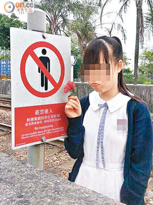 有女生在輕鐵路軌上拍照，照片在網上流傳。
