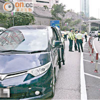 肇事七人車意外後衝前近數十米停下，車頭損毀。