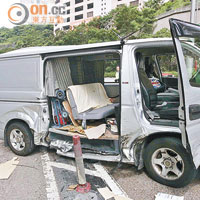 客貨車車身嚴重損毀，車門撞甩飛脫，警員在場調查。（林耀康攝圖片）