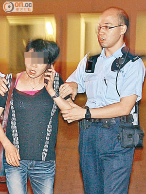 婦人被捕後安排救護車時，情緒仍激動。（梁國雄攝）