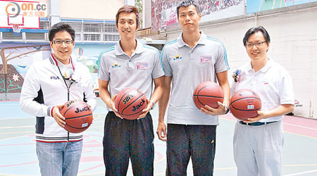 霍啟剛（左起）與飛鷹球隊主力呂楚威、香港籃球代表隊主力方誠義切磋球技，右一為盧繼祥。（葉華英攝）