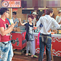 天氣炎熱，深圳的台式飲品店吸引不少當地市民及遊客光顧。