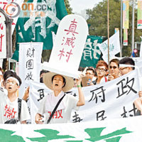 新界東北新發展區計劃涉及大量居民搬遷，引起極大爭議。