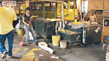 有地舖職員將垃圾直接掃出行人路及「坑渠」，令排檔成為老鼠溫床。