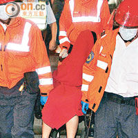 圖跳橋少女由消防員救回後送院。（胡德威攝）