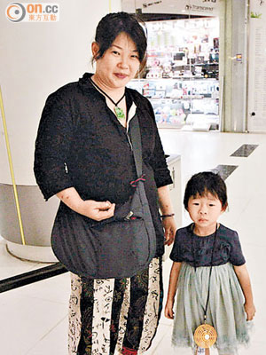 王太表示與三歲半女兒行商場時會更為小心。