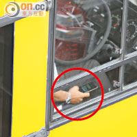 巴士<br>巴士車長將手機放在右腿外側，偷玩手機。