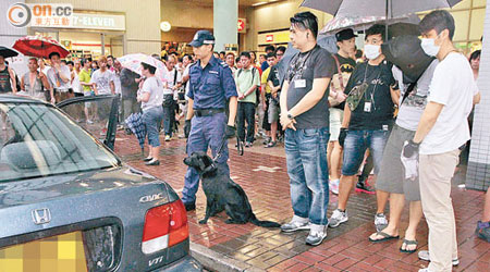 警方拘捕涉毒品罪案青年，一頭緝毒犬亦到場協助搜索。（左蘭慶攝）