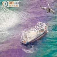 直升機飛近在怒海中漂浮的漁船展開拯救。（政府飛行隊提供圖片）