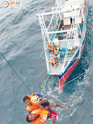 直升機將兩名瓦努阿圖船員從漁船上救起。（政府飛行隊提供圖片）