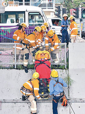 消防員以救生兜將醉漢救起。（楊日權攝）