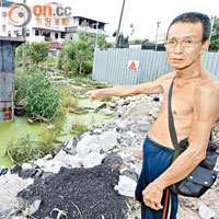 沙江圍村莫先生懷疑半年前村內風水塘遭人棄置大量建築廢料，頻頻下雨造成積水孳生蚊患。