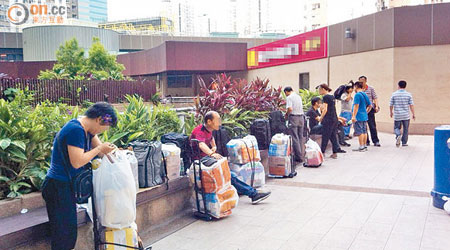 彩園廣場平台常有大量水貨客聚集分貨，被指破壞居民居住環境。（讀者提供）