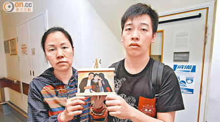 黃榮基的妻子（左）及兒子致韶呼籲有心人捐肝救命。