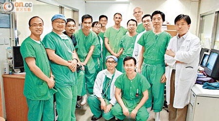 伊院團隊一○年引入「導管主動脈瓣植入術」(TAVI)，為病人改善心血管情況。右二為蔣忠想醫生。