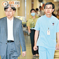 高永文（左）昨由郭德麟（右）等人陪同，探望兩名日本腦炎患者及懷疑染病的男童。