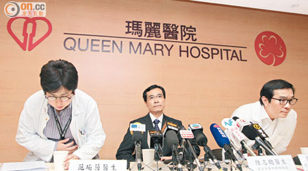 換錯心手術後，負責手術的區永谷（右）及范瑜茵（左）醫生在記者會上致歉。
