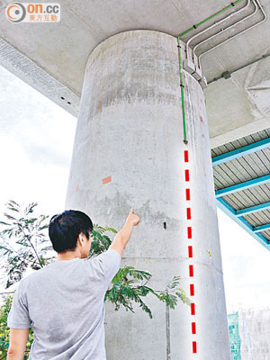 原設於天橋支柱的避雷用接地銅帶遭人盜去（虛線示），只餘下較高位置的銅帶未被剪走。