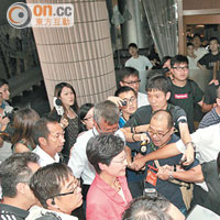 林鄭月娥昨午出席活動時被大批記者包圍，追問陳茂波事件。