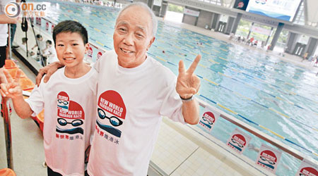 七十五歲的徐謙（右）及十二歲的金澤光（左）皆已為維港渡海泳積極備戰。（高嘉業攝）