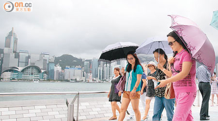 本港昨日晴雨不定，天文台估計驟雨天氣仍會持續一兩日。（袁志豪攝）