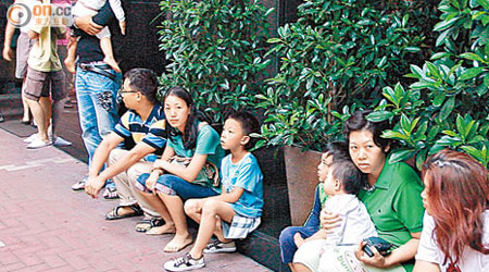 多名住客在行人路旁暫避，有人手抱嬰兒。（楊偉嶽攝）