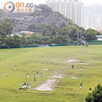 東何文田配水庫遊樂場濕地泥濘，草地殘缺不堪。