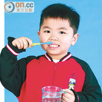 兒童早晚刷牙，可以預防蛀牙。