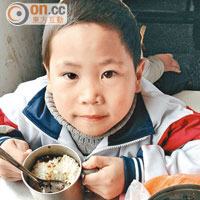 青海唔少山區兒童，三餐只有一碗白飯及罐頭鹹菜送飯。（受訪者提供）