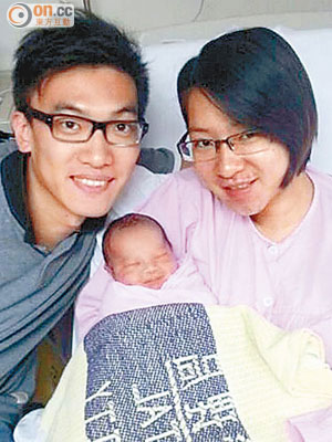 葛兆源及劉桂容與初生兒子的全家福。