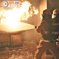 消防員在西九龍救援訓練中心模擬火場受訓。（資料圖片）