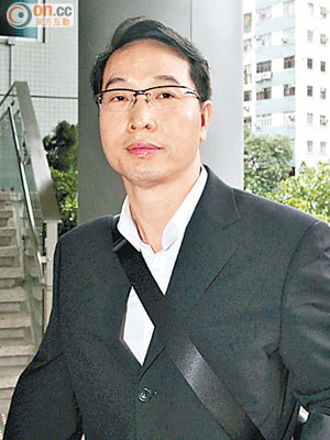 被告潘志文涉嫌非禮，昨往九龍城法院應訊。（何天成攝）