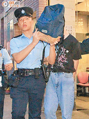 警員將色狼押返警署扣查。（馮戈攝）