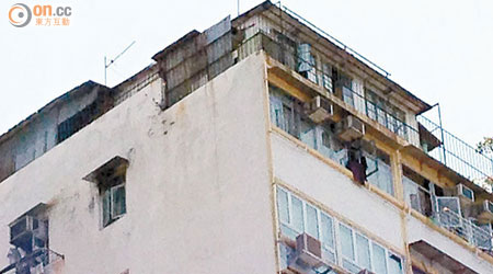 長沙灣道一幢大廈僭建天台屋且呈鬆脫現象，途人擔憂危及安全。