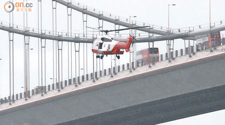 政府飛行服務隊直升機在沉船現場附近低飛搜索。