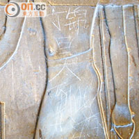 古蹟塗鴉<br>埃及樂蜀神殿一面浮雕早前被中國遊客刻字。（資料圖片）
