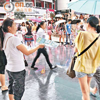 深圳招徠<br>深圳東門有人在街頭拉客介紹整形手術。