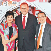 香港鐘表業總會前主席朱繼陶（右）及太太朱鄧麗萍（左）拍拖現身，同Swatch集團香港董事總經理盧克勤（中）相見歡。