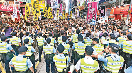 過百名警員駐守西洋菜南街，避免撐林團體與反林團體有正面衝突。（霍振鋒攝）