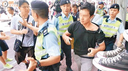 便衣警員（前右一）被指打人，一度被市民包圍。（李國健攝）