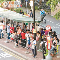 新運路設有不少巴士站，佔去行人路不少位置，令行人不時需走上單車徑。
