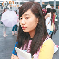 王小姐 （學生）：「大球場事件令香港淪為國際笑柄，惟康文署仍不承認過錯，只識推卸責任，歸咎天雨。」