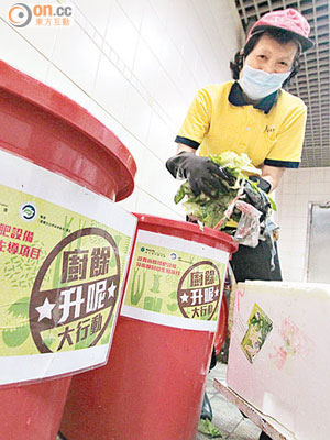 天盛（萬有）街市設有廚餘回收桶，清潔工人將商戶棄置的廚餘分類處理。（胡家豪攝）
