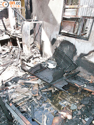 起火鐵皮屋房間內遺下狗屍及被焚毀的舊雪櫃。