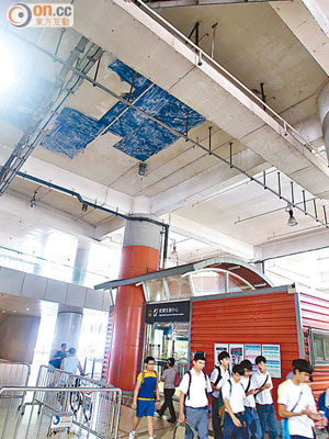 輕鐵屯門碼頭總站輕鐵客戶服務中心天花曾大幅剝落。